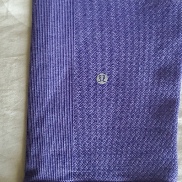 Lululemon In the Flow Crops. 4 - Picture 8 of 11